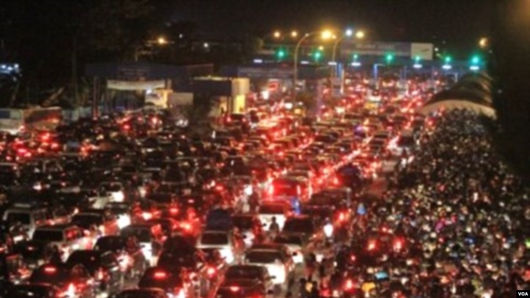 Antrian kendaraan di Pelabuhan Penyeberangan Merak pada akhir pekan terakhir sebelum Lebaran (27/8).