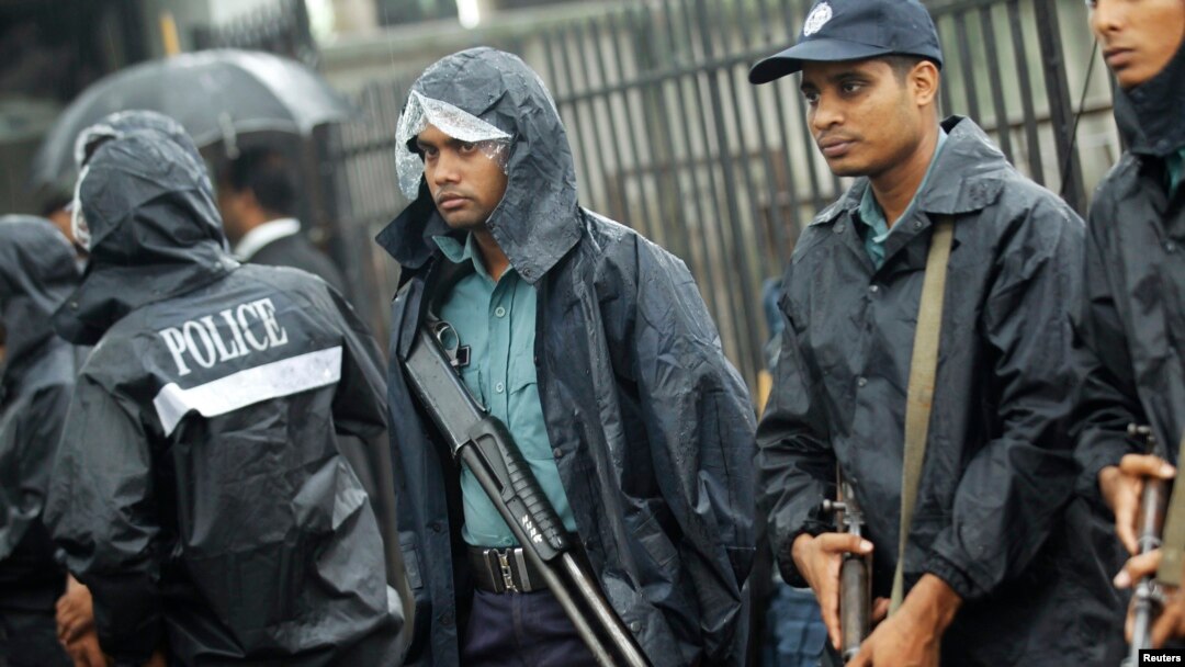 Police officers stand guard in front of the gate of International Crimes Tribunal (ICT) before a verdict against Bangladesh Jamaat-e-Islami chief Motiur Rahman Nizami in Dhaka, June 24, 2014.