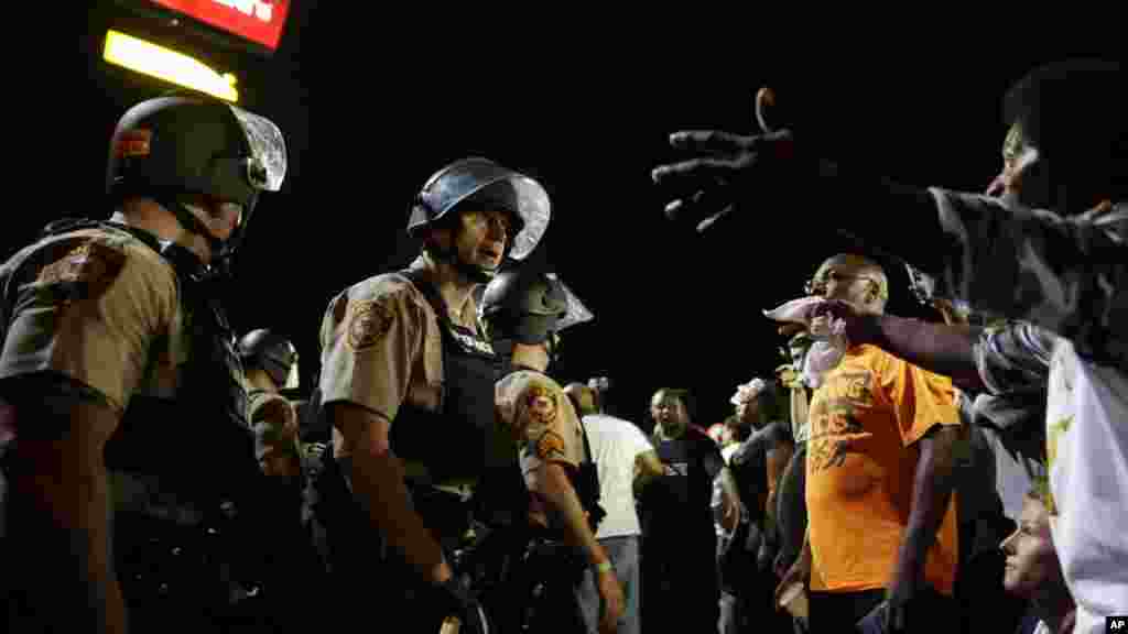 Des officiers et des manifestants se font face à Ferguson, le 10 août 2015.
