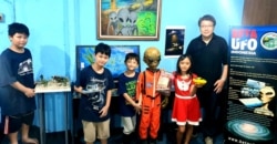Nur Agustinus bersama keluarga. Pendiri dan Ketua BETA UFO Indonesia. (Foto: VOA/Petrus Riski)