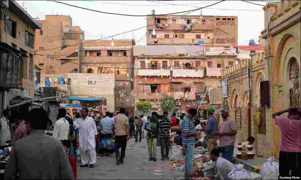 مندر کے کمپلیس کا اندرونی منظر۔ ہندو برادری کے افراد کی آمد