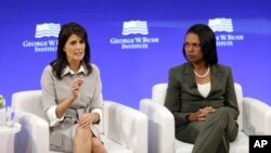 L'ambassadrice américaine à l'ONU, Nikki Haley, à gauche, et l'ancienne secrétaire d'État américaine, Condoleezza Rice, participent à une table ronde organisée par l'Institut George W. Bush à New York, le 19 octobre 2017.