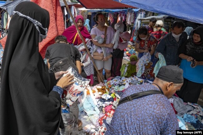 Orang-orang berbelanja di tengah pandemi virus Covid-19, di sebuah pasar di Jakarta, 28 November 2020. (Foto: AFP/Bay Ismoyo)