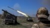 우크라이나군이 남부 자포리자 최전방에서 지난 19일 러시아군 진영을 향해 소형 다연장로켓(MLRS)을 발사하고 있다. (자료사진)