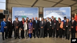 Les chefs d'Etat réunis pour la "pré-COP 21" au Bourget, France, le 8 novembre 2015. (AP)