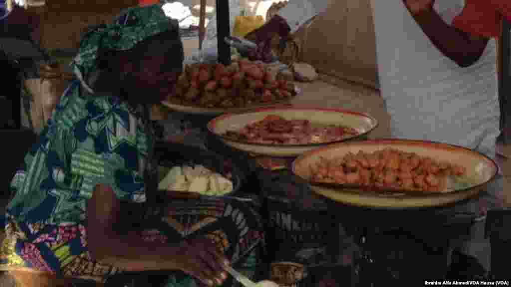 Ladi Waziri, Wata mai sayda kosai da ta tsallake rijitya da baya, a harin ‘yan Boko Haram da mota mai dauke da boma a kasuwar Maiduguri, Afrilu 2014.