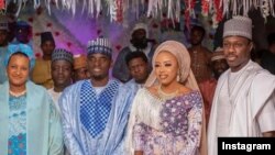 Ali Nuhu (farko daga dama) tare da iyalinsa da ango Abdul D One da amarya Salma (Hoto: Instagram/Ali Nuhu)