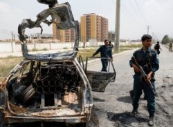 Agentes de la policía afgana inspeccionan un vehículo desde el que los insurgentes dispararon cohetes, en Kabul, el 18 de agosto de 2020.