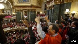 Para pengunjuk rasa anti-RUU pemotongan anggaran di Gedung DPRD Wisconsin di Madison.