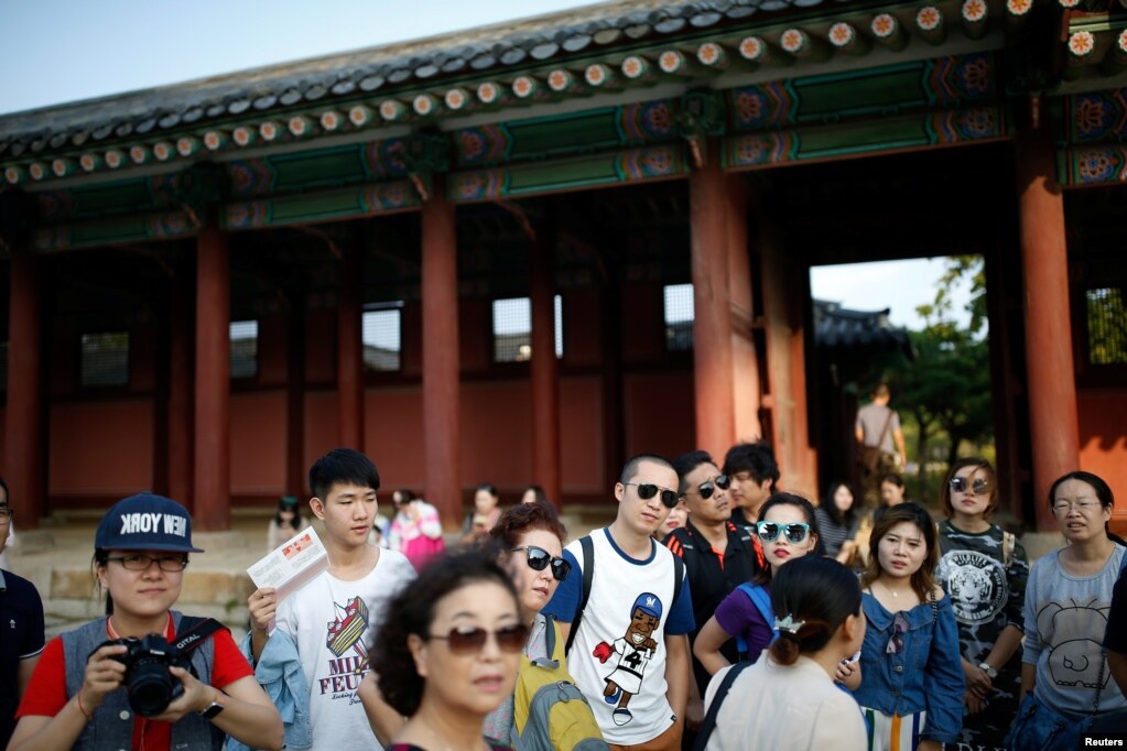 在韩国旅游的中国游客(photo:VOA)