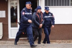 Alija Delimustafić, biznismen i ratni ministar, optužen je za organizovani kriminal u koji je uključeno skoro 50 fizičkih i pravnih lica među kojima su: tužioci, sudije, advokati, notari, državni službenici, njegovi prijatelji te firme u njegovom i vlasni