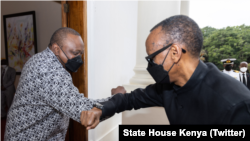 Perezida Kagame aramukanya na Perezida Kenyatta mu murwa mukuru wa Kenya, Nairobi. 