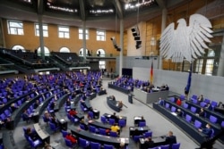 Sidang majelis rendah parlemen Jerman (Bundestag) di tengah pandemi COVID-19 di Berlin, Jerman, 18 November 2020. (REUTERS / Fabrizio Bensch)