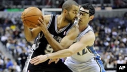 Washington Wizards guard Kirk Hinrich, right, reaches in against San Antonio Spurs' Tony Parker, left, of France, during an NBA basketball game in Washington, Feb 12, 2011