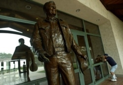 La estatua del presidente Ronald Reagan en la Biblioteca Presidencial Reagan en Simi Valley, California.