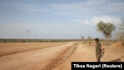 Un militaire éthiopien monte la garde dans la périphérie de Badme, une ville entre l'Érythrée et l'Éthiopie, le 8 juin 2018. (Photo: REUTERS/Tiksa Negeri)