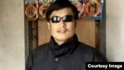 陈光诚曾被中国当局列为重点维稳对象困在东师古家中。(资料图片)