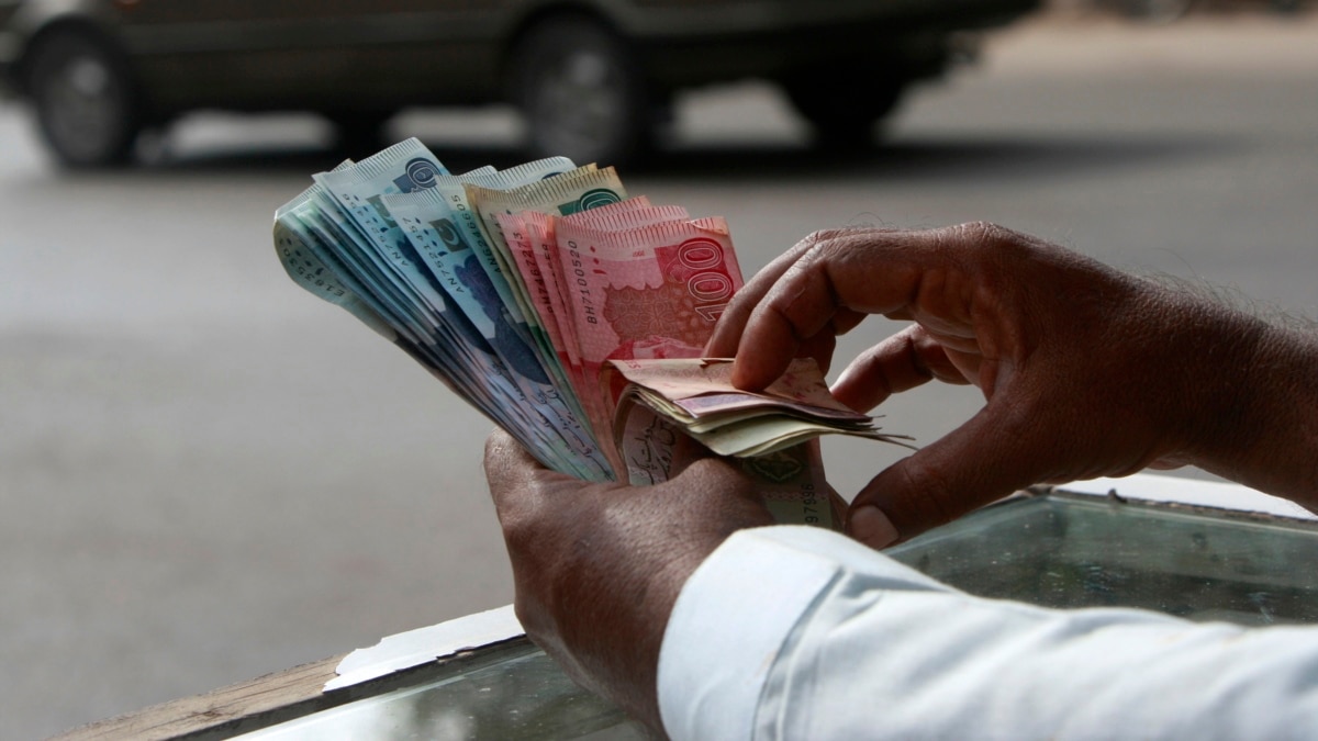 pakistan-spurns-call-to-do-away-with-5-000-rupee-note