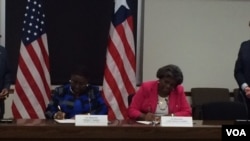 US Assistant Secretary for African Affairs Linda Thomas Greenfield and Liberian Foreign Minister Marjon Kamara sign a statement on US-Liberia cooperation.