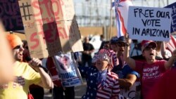 Pristalice Donalda Trampa pred sedištem Izborne komisije u Okrugu Marikopa u državi Arizona (Foto: Reuters/Cheney Orr)