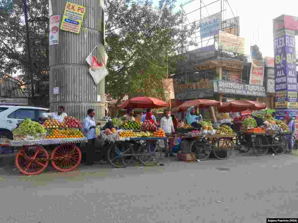 Sektor informal India termasuk banyak pekerja yang menjual buah, sayur dan perkakas.