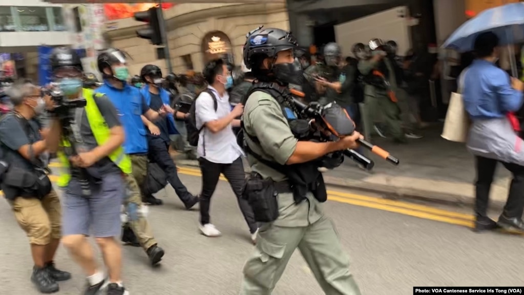 大批香港防暴警察2020年5月27日中午在中环毕打街一带多次施放胡椒球弹，驱散反对中国国歌法立法的示威群众。 (美国之音汤惠芸拍摄）