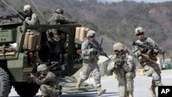 미국과 한국 군 장병이 연합 군사훈련을 하고 있다. (자료사진)