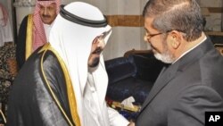 Президента Египта Мохамед Мурси приветствует король Саудовской Аравии Абдалла бин Абдулазиз аль-Сауд. Джидда, Саудовская Аравия. 11 июля 2012 г.
