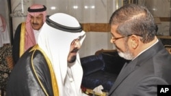 گزشتہ سال جولائی میں محمد مرسی نے سعودی عرب کا دورہ کیا تھا جس میں ان کی شاہ عبداللہ کے ساتھ ملاقات بھی ہوئی تھی۔ (فائل)