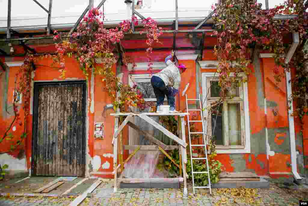 Remittances from overseas workers helps pay for house repairs in Chisinau. (Vera Undritz for VOA)