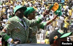 Zimbabwe's President Robert Mugabe and his wife Grace arrive to address the final rally of his ZANU-PF party in Harare, July 28, 2013.