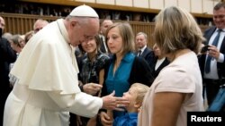 Le pape François rencontre les parents et les proches des plus de 80 victimes de l'attentat de Nice au cours d'une audience spéciale dans la salle Paul VI au Vatican, 24 septembre 2016. 