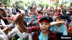 ရန်ကုန်တိုင်းအစိုးရရုံးရှေ့ ဆန္ဒပြနေကြတဲ့ ဖုယွင် အထည်ချုပ်စက်ရုံက အလုပ်သမားများ