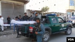 1일 아프가니스탄 코스트 시 인근에서 벌어진 폭탄 테러가 발생한 가운데, 경찰차에 실리는 희생자들의 시신.