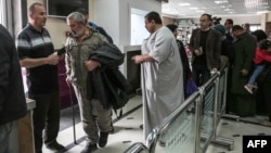 Les Palestiniens font la queue pour faire vérifier leurs documents de voyage au poste frontalier de Rafah avec l'Egypte, sous le contrôle de l'Autorité palestinienne, dans le sud de la bande de Gaza le 18 novembre 2017.