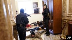 Polisi kompleks Capitol menahan para pengunjuk rasa di dalam gedung Kongres, di Washington, Rabu, 6 Januari 2021. (Foto: AP) 