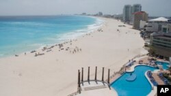 ARCHIVO: Una vista de la playa Gaviota Azul en Cancún, México, el 2 de marzo de 2010.