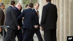 2013年10月24日美国驻德国大使约翰·B·爱默生(中带橙色领带者)到达德国外交部面会德国外长韦斯特韦勒会议(资料照片)