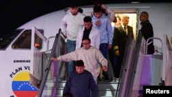 Migrantes venezolanos llegan en un vuelo de deportación desde Estados Unidos al aeropuerto internacional Simón Bolívar de Maiquetía, el lunes 10 de febrero de 2025.