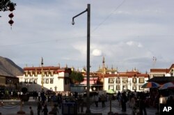 在中国西藏首府拉萨的大昭寺附近的Bakhor广场上有监视性的摄像机。（2009年6月19日）