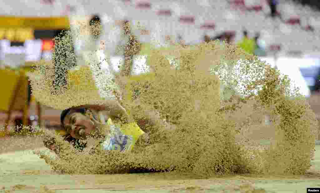 Bui Thi Thu Thao of Vietnam competes in the women&#39;s long jump final event during the 28th SEA Games in Singapore. (Credit: Singapore SEA Games Organising Committee)