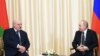 알렉산드르 루카셴코(왼쪽) 벨라루스 대통령과 블라디미르 푸틴 러시아 대통령이 지난달 17일 모스크바 외곽에서 회담하고 있다. (자료사진)