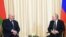 알렉산드르 루카셴코(왼쪽) 벨라루스 대통령과 블라디미르 푸틴 러시아 대통령이 지난달 17일 모스크바 외곽에서 회담하고 있다. (자료사진)