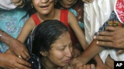 Mientras las mujeres son víctimas de abusos sexuales, los hombres y niños son obligados a realizar trabajos forzados.