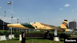 یک هواپیمای آمریکایی اف-۵ در یک نمایشگاه "دفاع مقدس" در تهران به نمایش در آمده است