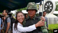 يکی از طرفداران حکومت تایلند، سربازی را به نشانه تائيد کودتا در آغوش می گيرد – بانگوک، ۲ خرداد ۱۳۹۳ 