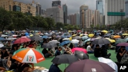 Personas con sombrillas se reúnen en el Victoria Park para participar en una protesta contra el proyecto de ley de extradición en Hong Kong, el 11 de agosto de 2019.