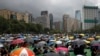 Ljudi nose kišobrane tokom okupljanja u Viktorija parku, kako bi učestvovali u protestima proitv zakona o ekstradiciji u Hong Kongu, 11. avgusta 2019.