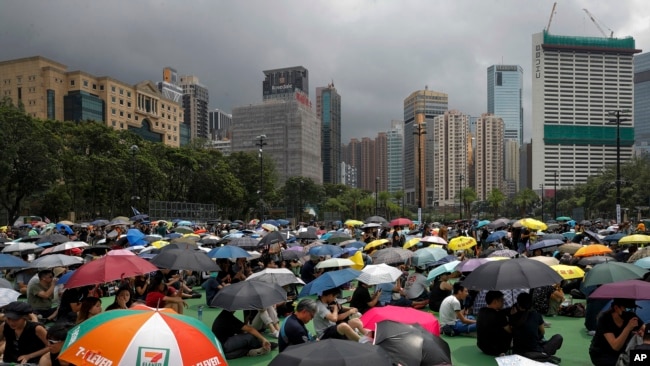 香港市民星期天（8月11日）不顾警方只准许在维多利亚公园集会的命令继续游行抗议。