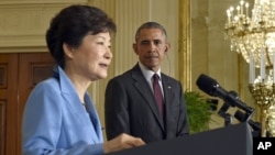 지난해 10월 워싱턴에서 열린 미-한 정상 공동기자회견에서 바락 오바마 미국 대통령(오른쪽)이 박근혜 한국 대통령의 발언을 듣고 있다. (자료사진)
